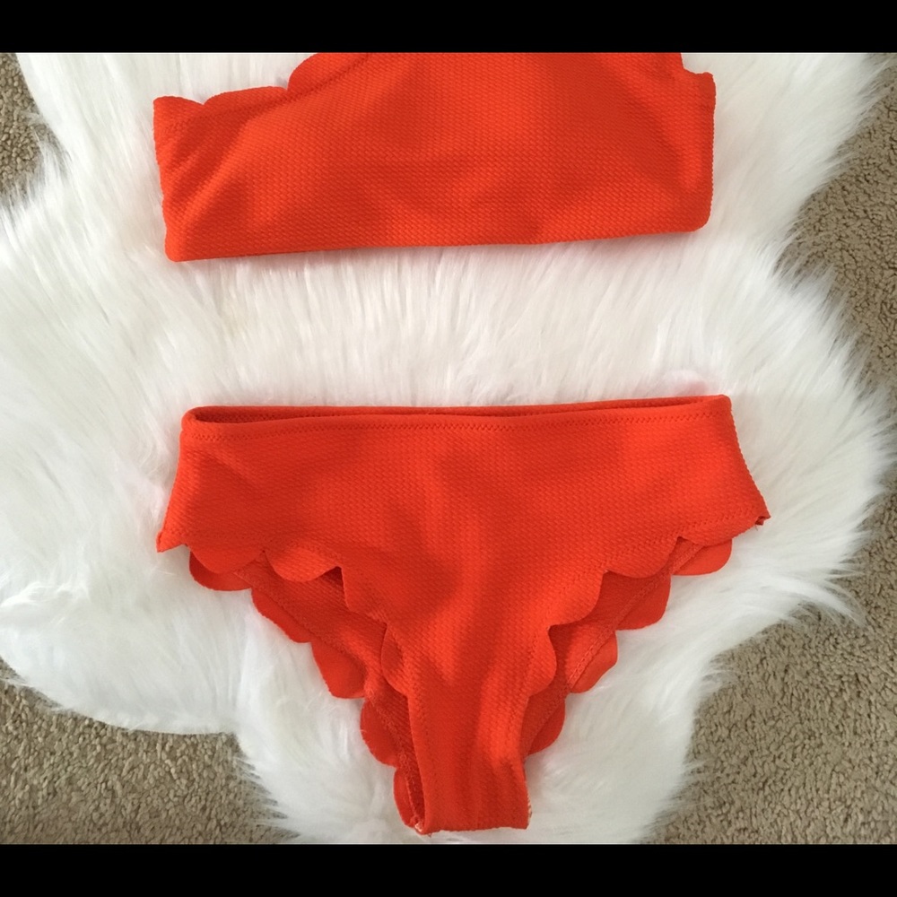 Bikini - Picture 3 of 9
